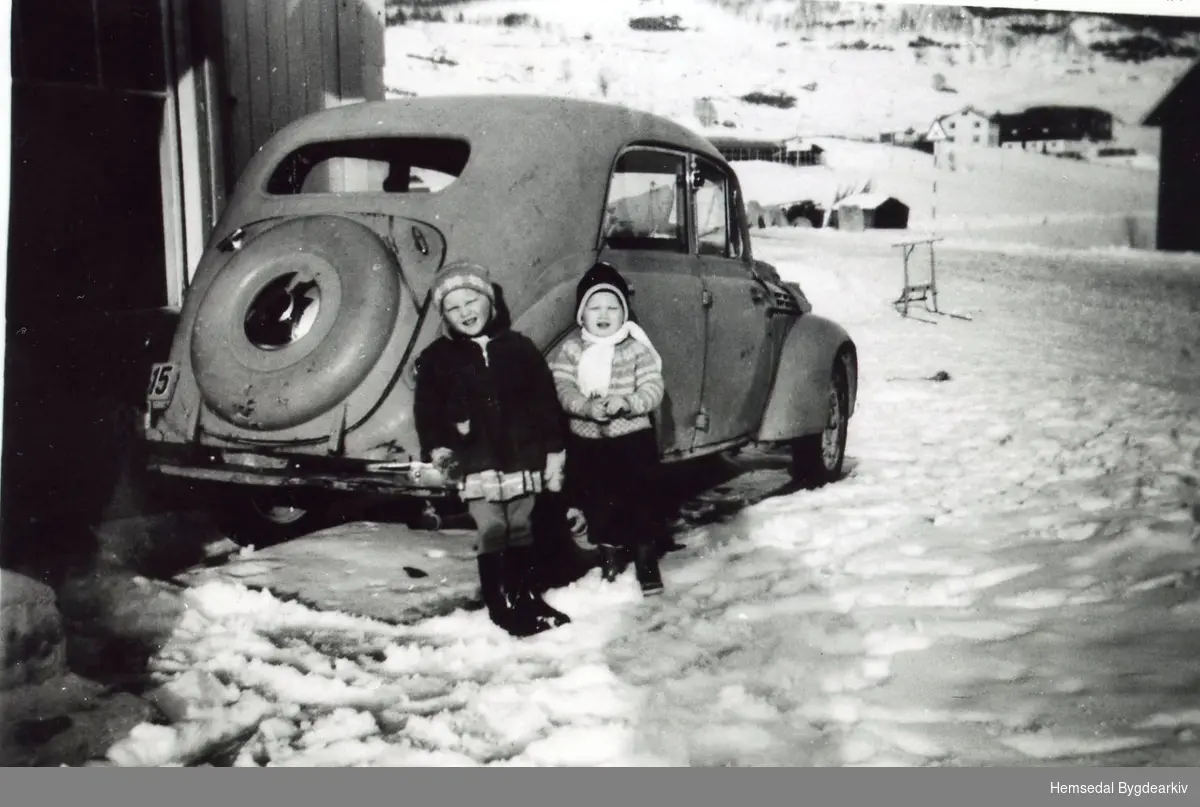 Tuv mot Viljugrein i Hemsedal.
Liv Olaug Juvet og Kjell Ove Juvet. Bilen er ein Renault Juvaquatre (1937 -1948 som sedan)