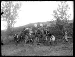 En stor gruppe mennesker fotografert i Masjok