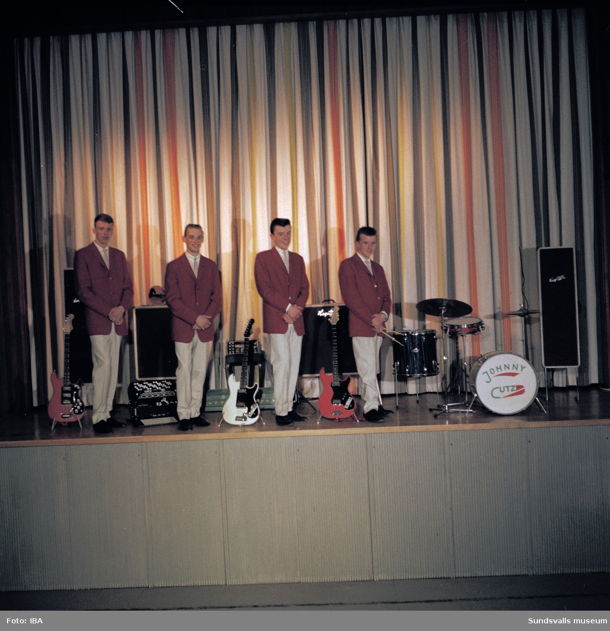 Jonny Cutz orkester, hemmahörande i Sundsvall. Gruppbild. 1968 ombildades bandet och utökades med ytterligare två medlemmar.