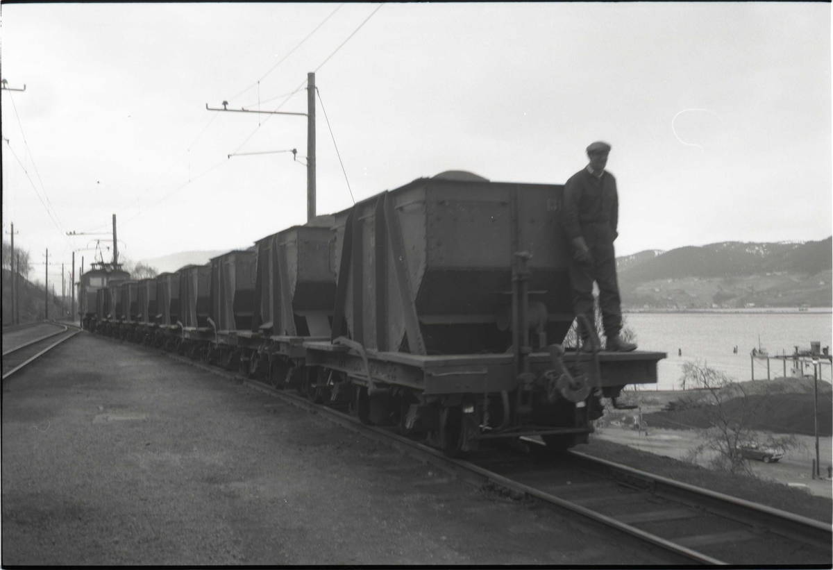 ASEA-lokomotiv med malmvogner. Thamshavnbanen.