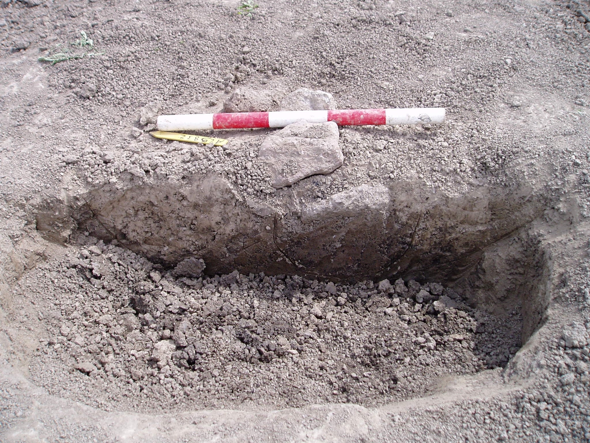 Särskild arkeologisk undersökning, A23832 stolphål, gavelstolpe, profil, hus 16, Raä 162:1 Danmarks-Säby, Danmarks socken, Uppland 2008