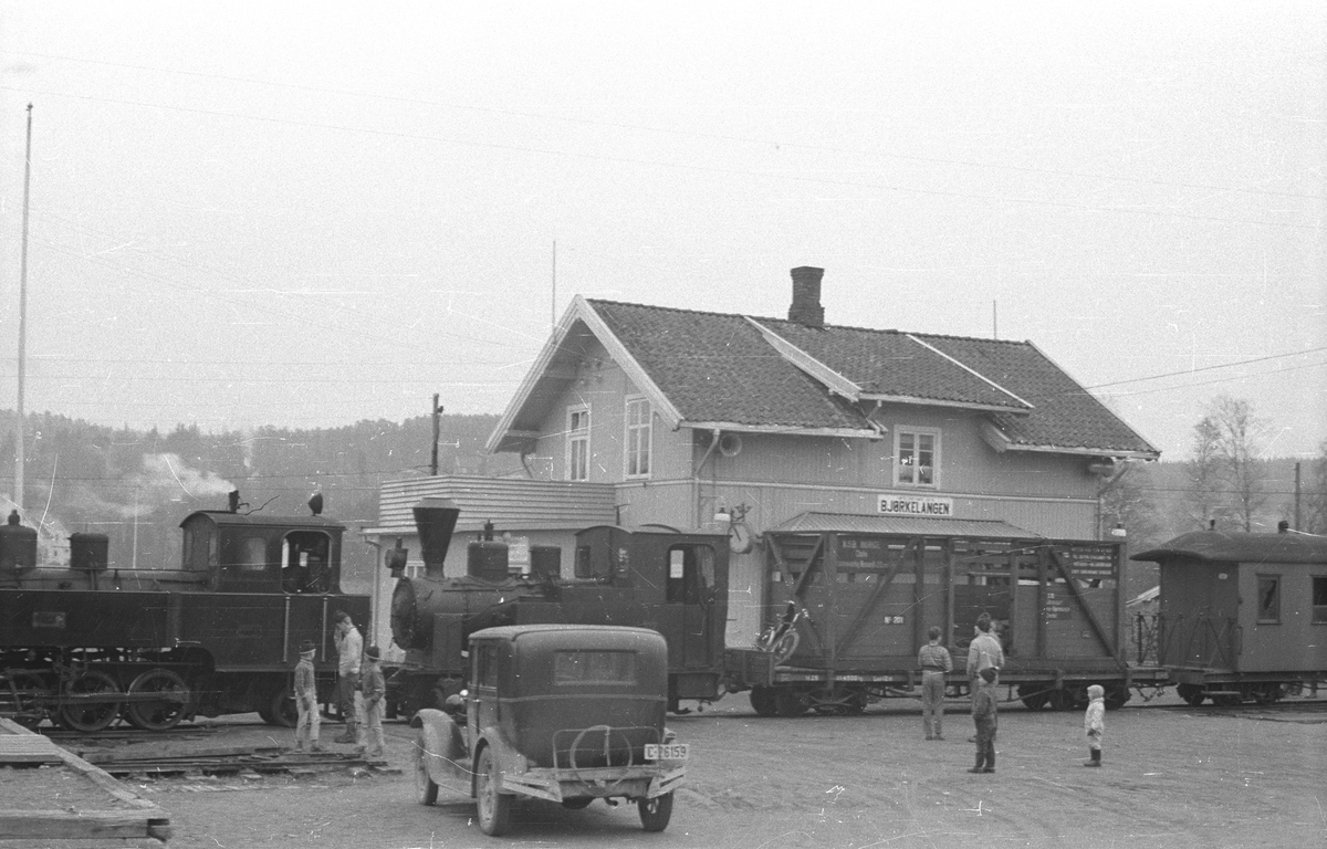 Urskog-Hølandsbanens damplokomotiv XXIXb nr. 7 PRYDZ og nr. 2 URSKOG på Bjørkelangen stasjon, klar for avreise til Jernbanemuseet på Hamar
