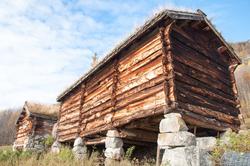 Låve i øvre Døkki, Dokken gård i Sudndalen