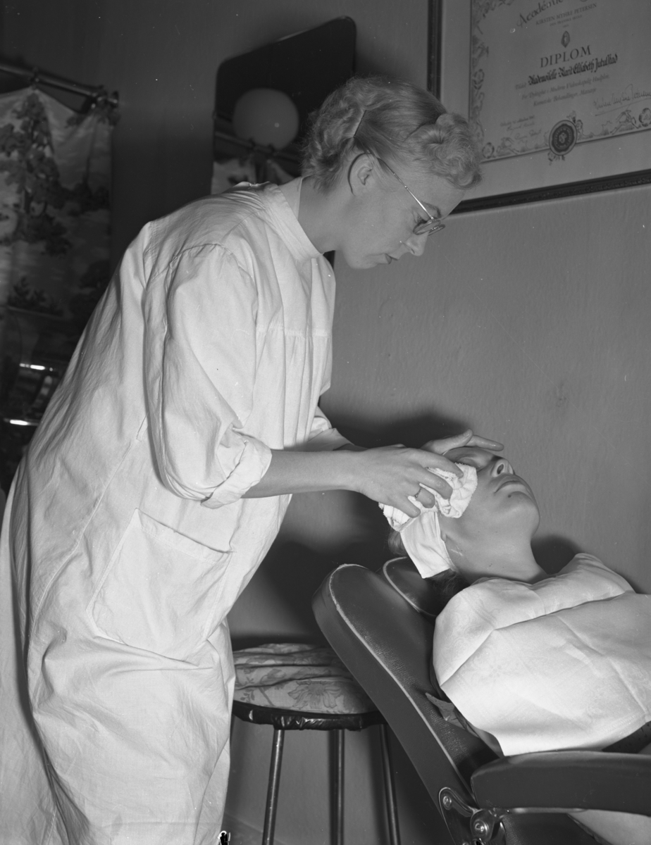 Vardens arkiv. "Skjønnhetssalong" 25.07.1953