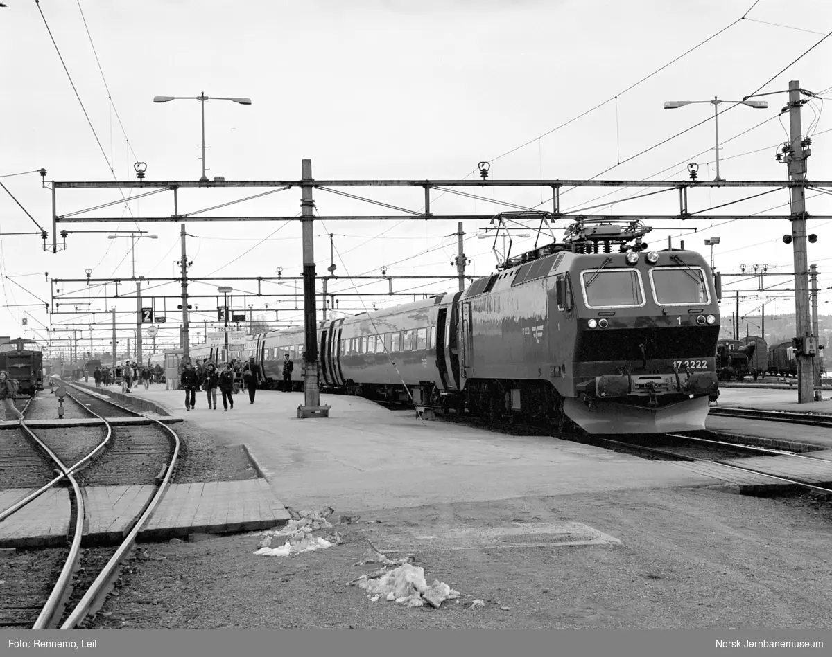 Ekspresstog på Hamar stasjon, trukket av elektrisk lokomotiv El 17 nr. 2222