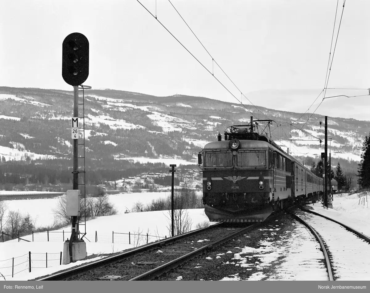 Elektrisk lokomotiv El 14 nr. 2181 med ekspresstog ved søndre innnkjørsporveksel til Øyer stasjon