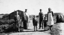 Gruppebilde tatt på gården Veines i Neiden, seinsommeren, an