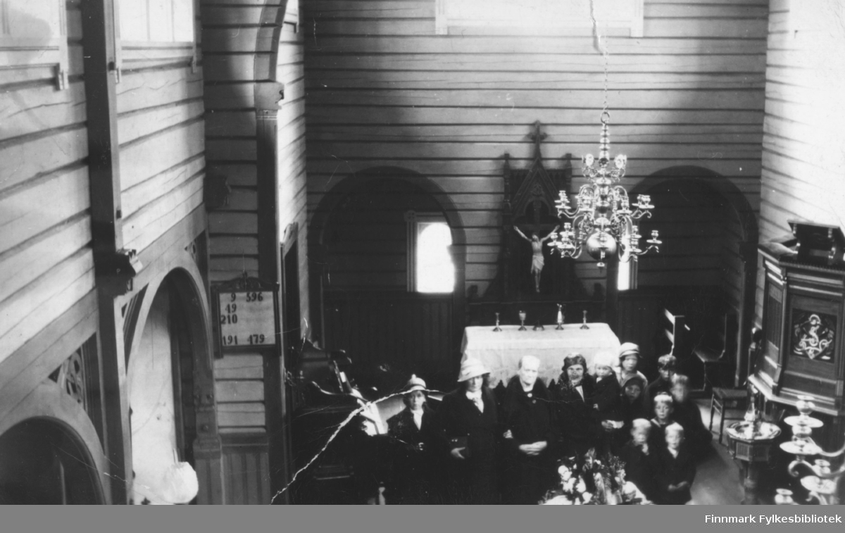 Andreas Sivertsens begravelse i Neiden kapell, 1935. Hans hustru Marie ble enke i en alder av 34 år. Sønnen Andreas ble født fire måneder etter farens død. Marie hadde en barneflokk på ni barn, og det var et slit å få endene til å møtes