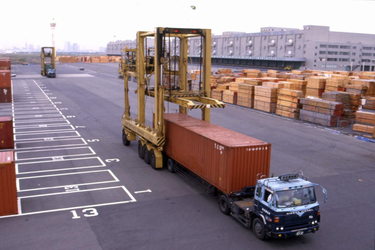 Containeren lastes på lastebil i Tokyo.