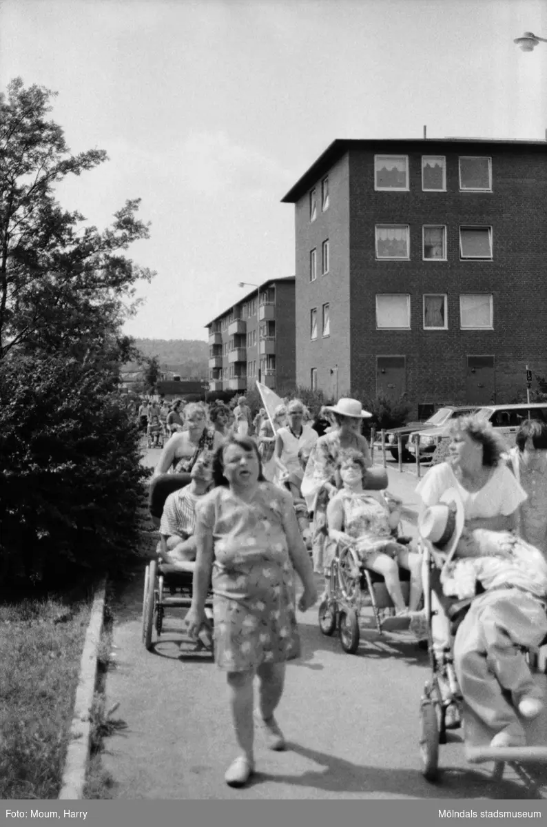 Karneval i Kållered, år 1983. Festtåg på Våmmedalsvägen.

För mer information om bilden se under tilläggsinformation.