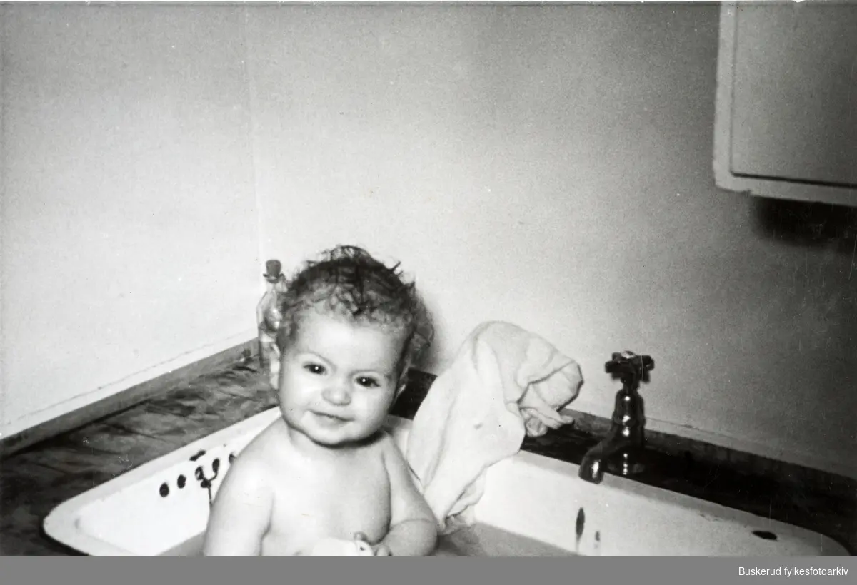 Barn. Bading i oppvaskkummen på 1950-tallet
