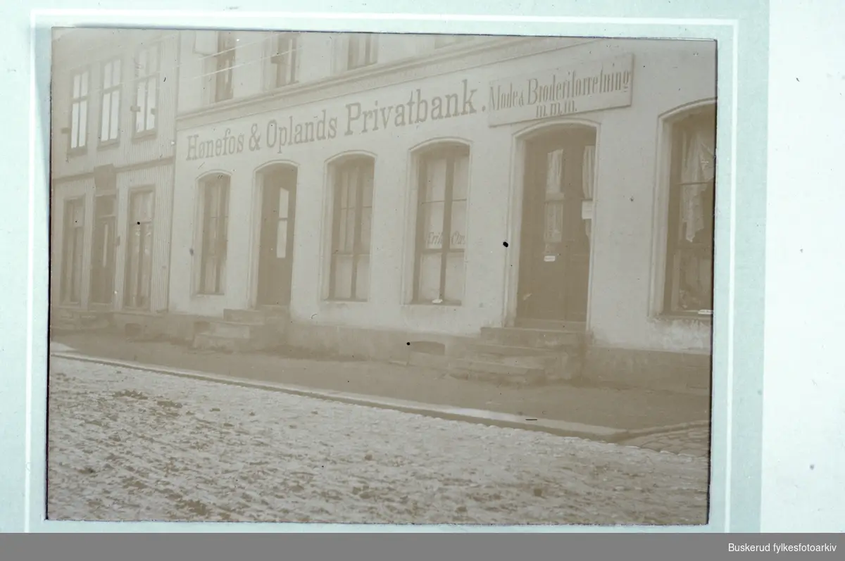 Hønefoss og Opland privatbank i Storgaten