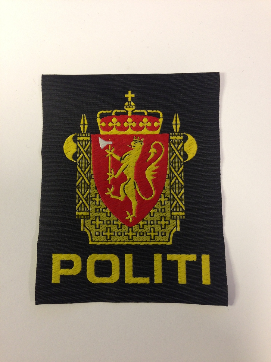 Politimerke M/1995 - Justismuseet / DigitaltMuseum