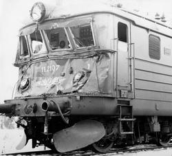 Skadde lokomotiver etter sammenstøt på Hjuksebø stasjon, ele