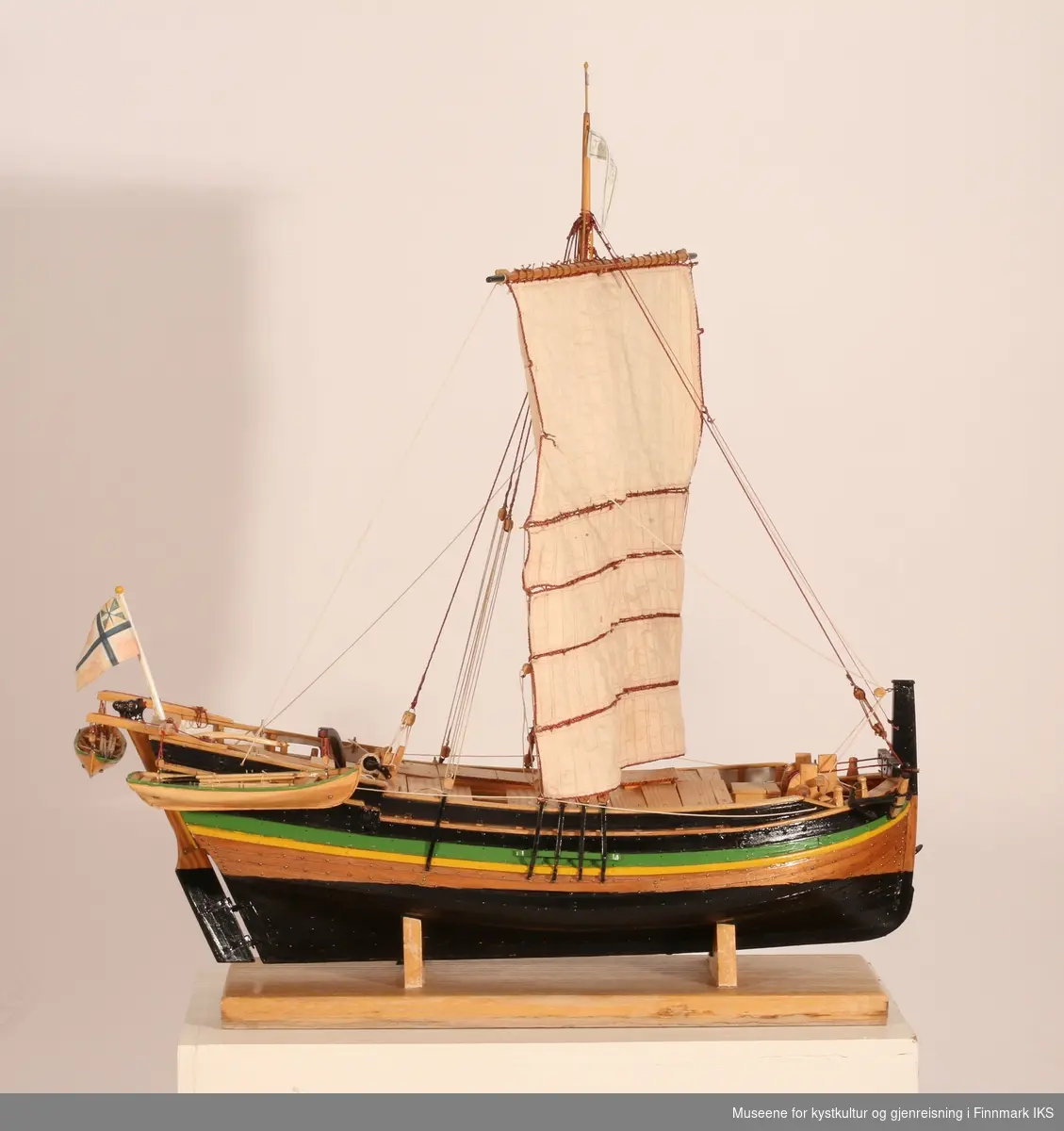 Helmodell av jekteskipet "Johanne af Ranen". Treskip, malt med sort, grønt og gult. Seil. Flagg - kan være Norsk unionsflagg 1844-1899.