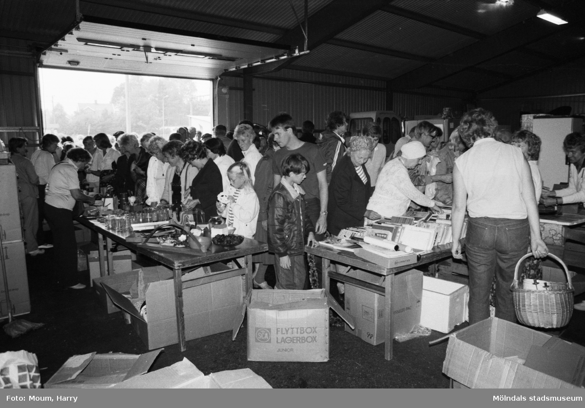Lindome Lions Club anordnar loppmarknad vid Lindome station, år 1983.

För mer information om bilden se under tilläggsinformation.