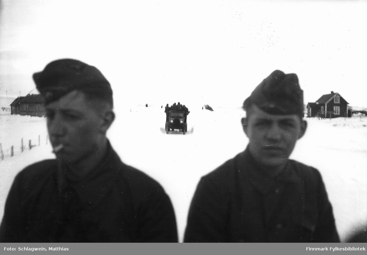 Bildet viser tyske soldater fotografert under transport i Kariel under krigen 1940-41.