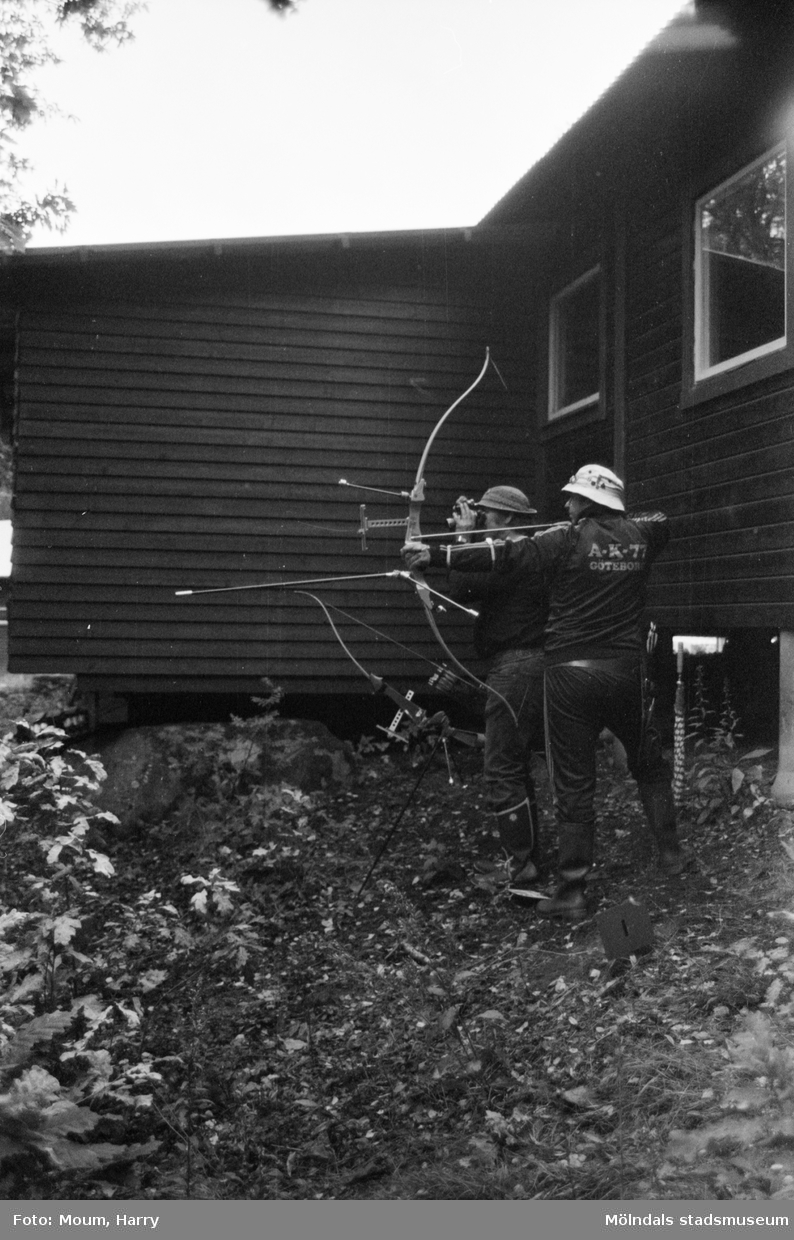 Bågskyttar i Lindome bågskytteklubb, år 1983.

För mer information om bilden se under tilläggsinformation.