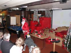 Julenissen kommer inn i kinosalen med "reinsdyret" sitt.