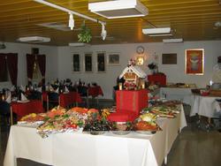 Ferdig pyntet koldtbord og dessertbord første juledag. Kanti