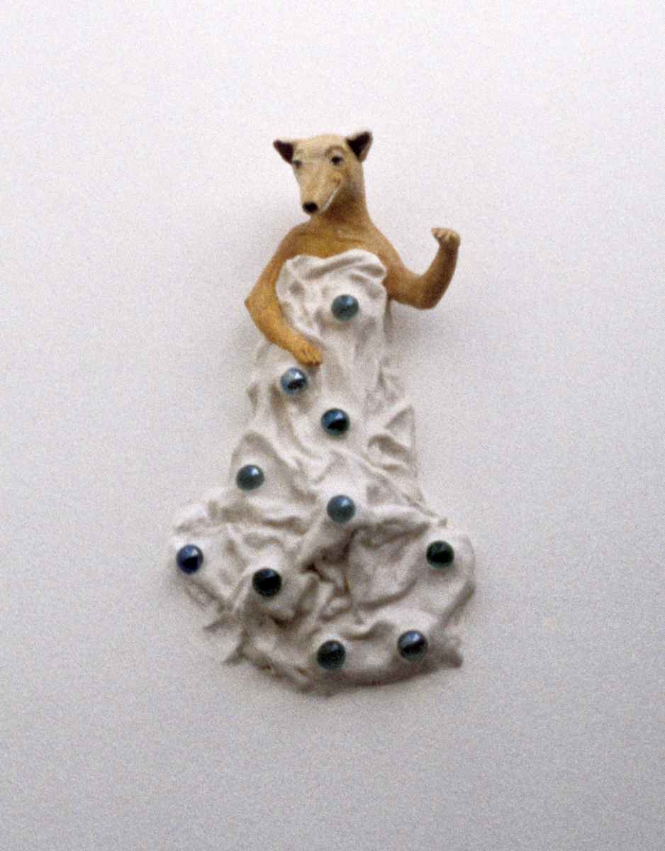 Motivene i objektene er dyr som enten er oppstilt alene eller sammen med andre. Kunstnerens intensjon har vært å finne frem til hverdagslige, ufarlige, gjerne underfundige situasjoner eller oppstillinger som dyrene befinner seg i.  Plasseringen av objektene er også tenkt ut i fra at de henvender seg til barn i første rekke. Mange av dem er montert i lav høyde og kan berøres, noen er nærmest litt bortgjemt og noen høyt oppe på veggen.