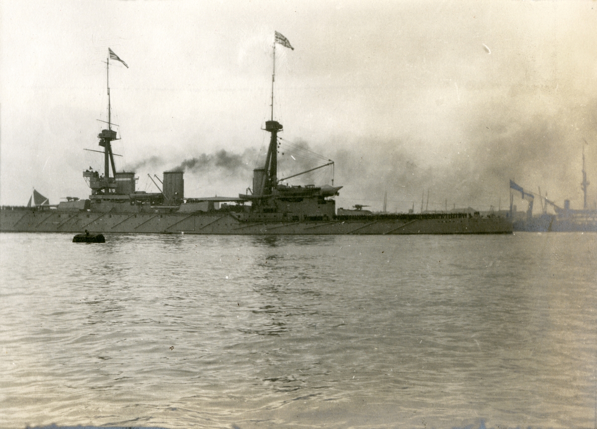 Brittiska örlogsfartyg på Gibraltars redd. Den brittiska slagkryssaren HMS Inflexible (1907).