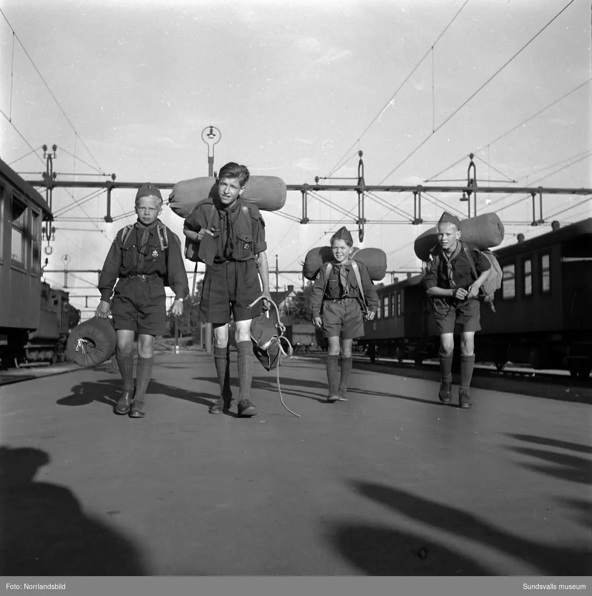 Scouter från Medelpad åker iväg på - och kommer hem ifrån - förbundslägret Åvatyr 1950, i Åva, Tyresö. Bilder från avresa och hemkomsten till järnvägsstationen.