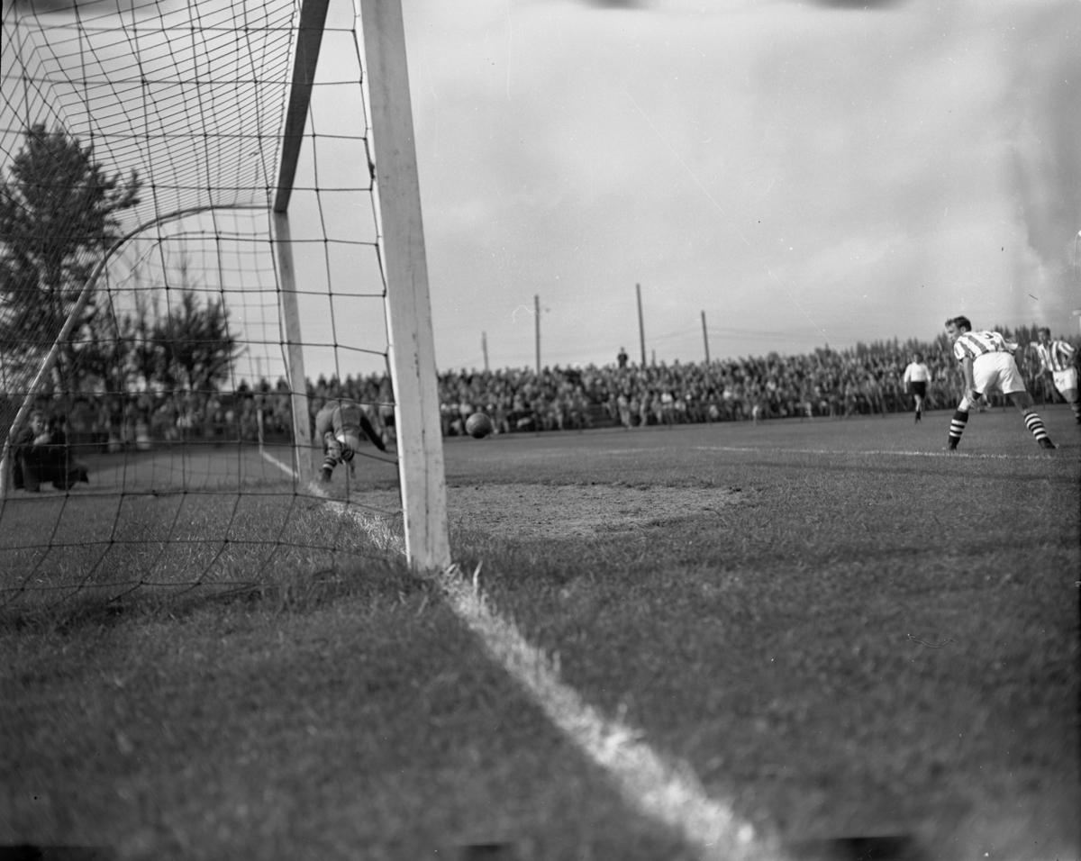 Vardens arkiv. "Odd - Sarpsborg 1-1, Stadion" 26.06.1953