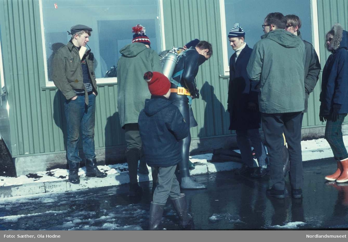 Folk fra Bodø dykkerklubb, på Nyholmen i Bodø, grønn bygning, vinter 31/03-1970