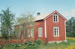 Hadsel. Anna Haugs bygning, bolighus, rødmalt med stående pa