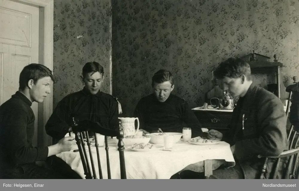Påsketur til Vatnvatnet 1915. Henrik Andersen til høyre. Måltid. middag?