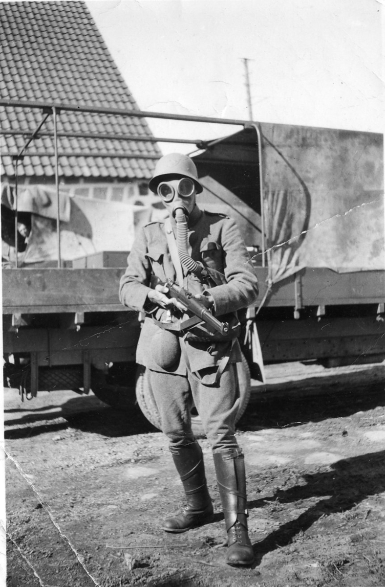 Soldat med påtagen gasmask, A 6.