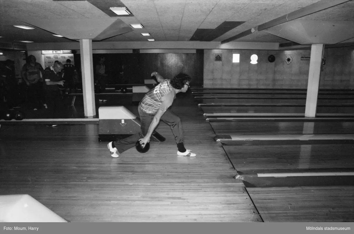 Bowling i Kållereds bowlinghall under Föreningarnas dag i Kållered, år 1983.

För mer information om bilden se under tilläggsinformation.