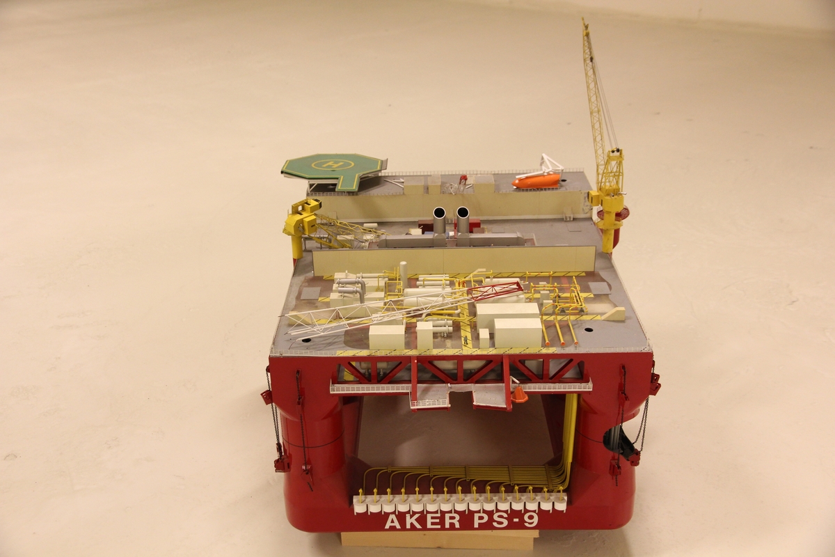 Modell av borreplattform.