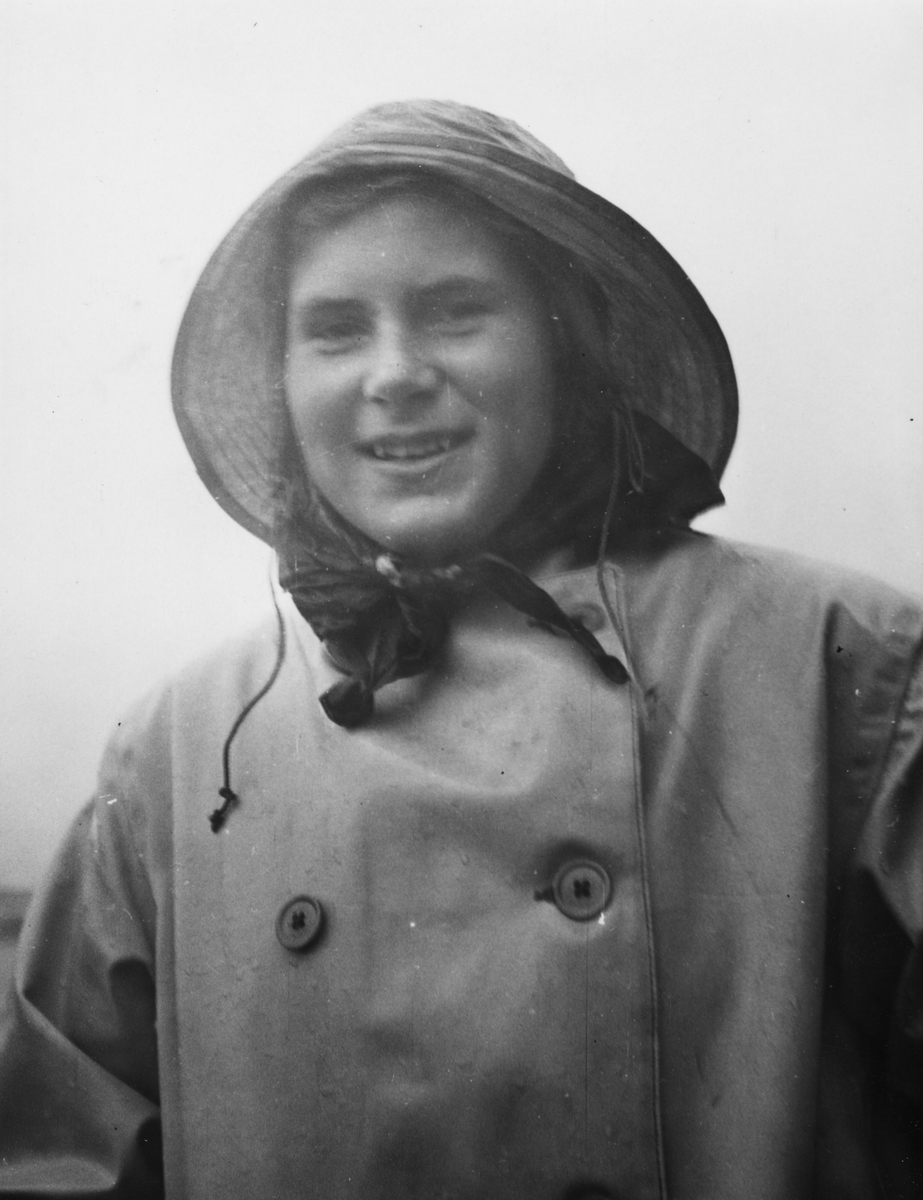 Från Skolungdomens höstseglingar på Baggensfjärden i september 1943. segraren bland flickorna, Elsa Bernhardt, fotograferad under finaldagen 26 september.