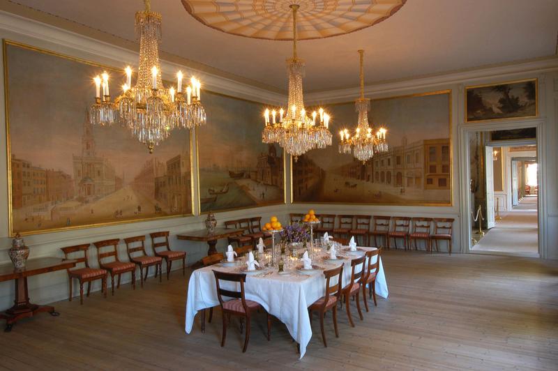 Spisesalen i Stiftsgården, med dekket bord, veggmalerier og tente lysekroner (Foto/Photo)