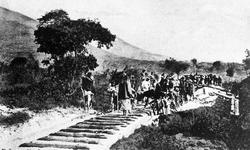 Arbeidere langs en jernbanelinje