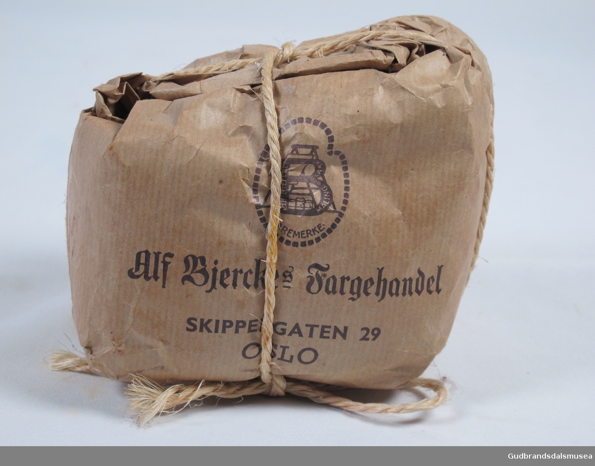 Papirpose med innhold (400gr sadeltre) fra Alf Bjercke`s Fargehandel.
Papirposen er brettet godt sammen på toppen og knytet fint sammen med hampetau.