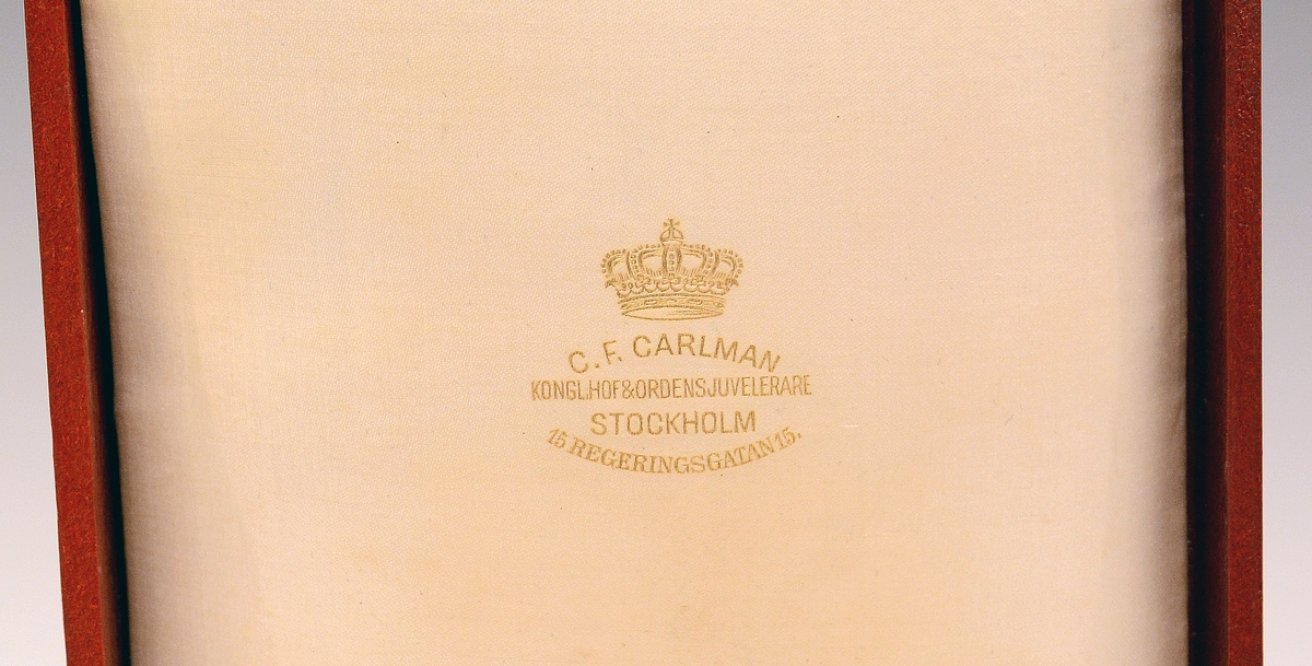 Nordstjerneordenens kommandørkors. 
"Nordstjerneordenen var før år 1975 tenkt som belønning for svenske og utenlandske "medborgerliga förtjänster, för ämbets- eller tjänstemannagärning, för vetenskaper, vittra, lärda och nyttiga arbeten samt för nya och gagneliga inrättningar". Ordenen utdeles nå bare til medlemmer av det svenske Kongehuset og til utenlandske medborgere eller statsløse, som har gjort personlig innsats for Sverige eller for svenske interesser. Ordenen bæres opprinnelig i et sort bånd, fra og med 1975 i et mellomblått bånd med gule kanter. Korset bærer ordenens ordtak "Nescit occasum" (Den vet ikke av noen nedgang). Gradene er: kommandør med store korset, kommandør, ridder av 1. klasse og ridder. Til ordenen hører en medalje - "Nordstjärnemedaljen" i gull av 8 forskjellige størrelser." (Avskrift/oversettelse av det svenske kongehusets nettsider.