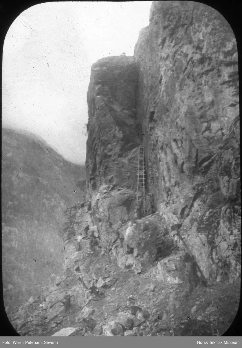 Fra jernbanebyggingen over Porcupine-klippen før sprengningen, Alaska