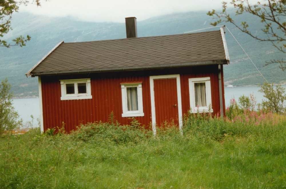 Hytte på øversiden av Gressvika, Slettjord. Hytta er bygd av Petter Slettjord, senere solgt til Arne og Inger Simonsen.