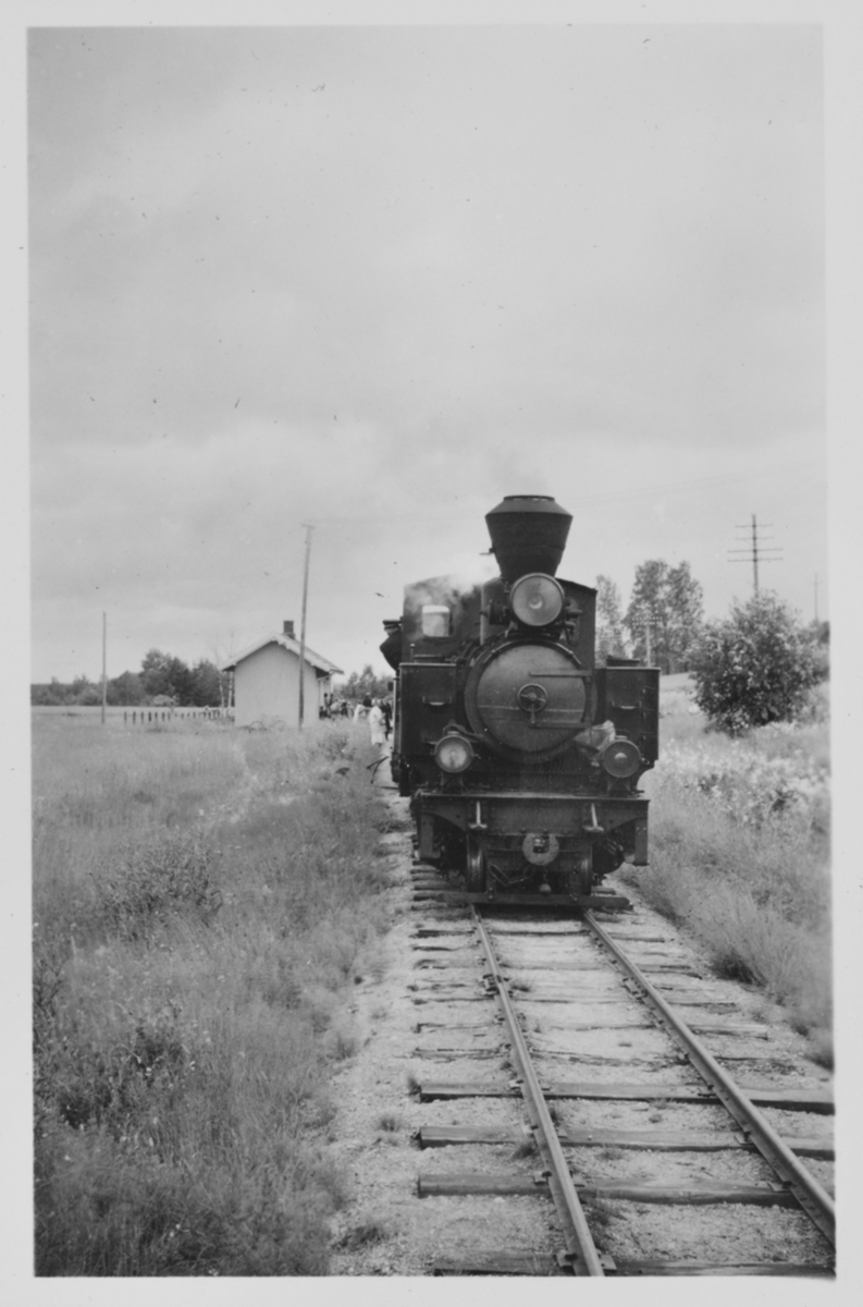 Siste ordinære tog på Urskog-Hølandsbanen retning Sørumsand trukket av damplokomotiv 7 PRYDZ ved Hornåseng stasjon.