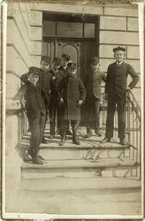 Foto av Emil Clausen som born og ung mann. Son av fabrikkeig