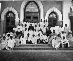 8761. Kirkens vestside med præster og ældste. Santalistan.