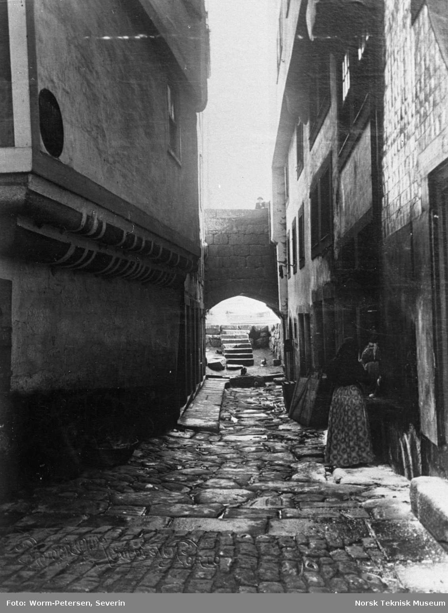 Kvinne i gate, trolig fra pesten i Porto