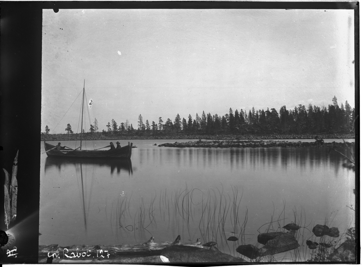 Båt på Inari sjø, Finland. Sannsynligvis 1884