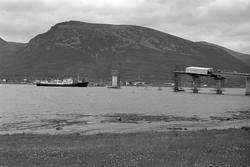 Sortlandsbrua under bygging. Hurtigrute til venstre.