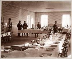 St. Olafsbad. 
Spise-salongen ved St Olafsbad, Modum 1870
Tj