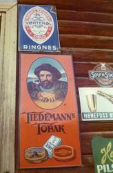 Reklameskilt på fasaden til Svein Eidal Landhandel.