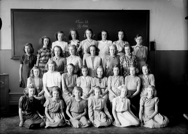 Vasaskolan, klassrumsinteriör, 26 flickor med lärarinna fröken Maja Vilén.
Klass 6B, sal 23.